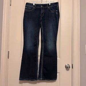 34/32 bootcut silver jeans. Detailed pockets. Dark denim.